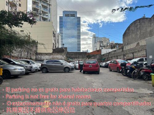 een stel auto's geparkeerd op een parkeerplaats bij Hostelmo Hotel in Buenos Aires