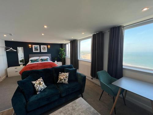 The Marlborough Sea View Holiday Apartments في سكرابورو: غرفة نوم بسرير واريكة وطاولة