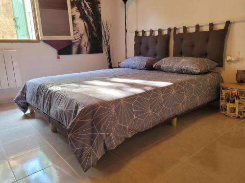 Ένα ή περισσότερα κρεβάτια σε δωμάτιο στο Logement entier et calme 55m2 avec SPA - sauna et borne de recharge 7KW