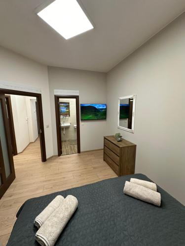 een slaapkamer met een bed met 2 kussens erop bij Apart-Hotel Crown Bansko 2 in Bansko
