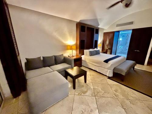 a living room with a couch and a bed at Hotel Hacienda San Pancho in San Francisco