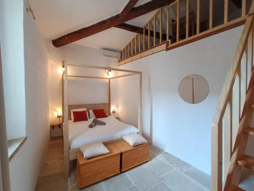 une chambre avec un lit et un grand miroir dans l'établissement Maison de Village 18ème Siècle Familiale 3 Chambres, à Mus