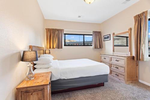 Ένα ή περισσότερα κρεβάτια σε δωμάτιο στο Coyote Mountain Lodge