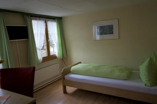 Habitación pequeña con cama y ventana en Hotel Linde Goldach en Goldach