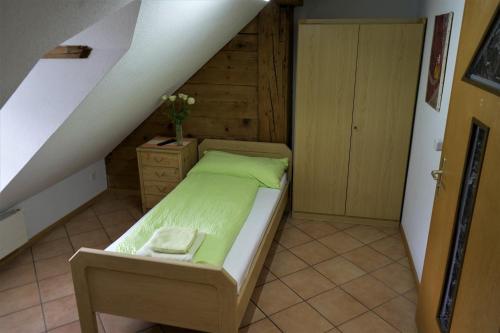 Goldach的住宿－Hotel Linde Goldach，一间小卧室,配有一张床和一个楼梯