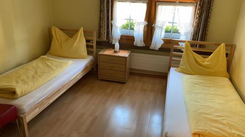 Goldach的住宿－Hotel Linde Goldach，一间卧室设有两张床和窗户。
