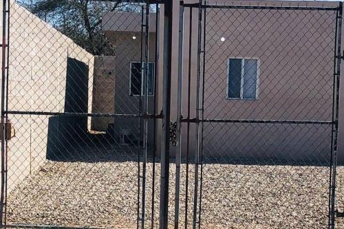 ein Tor mit einem Zaun vor einem Gebäude in der Unterkunft Bonito y cómodo departamento 2R in Mexicali