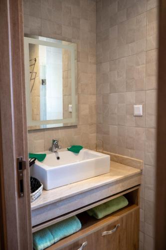 a bathroom with a white sink and a mirror at Magnifique appartement moderne de 2 chambres avec piscine à 10 min du centre de Marrakech in Marrakech