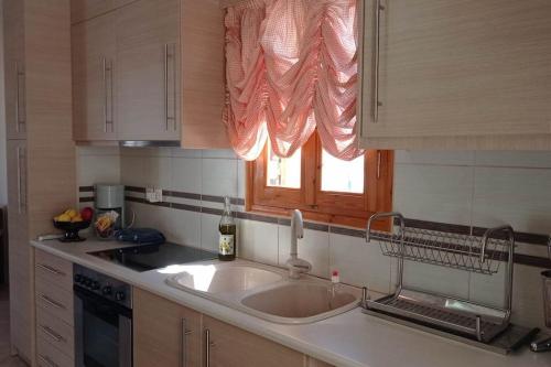 O bucătărie sau chicinetă la Hampilou Country House