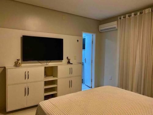 una camera con TV a schermo piatto e letto di Casa bastante agradável e bem localizada! a Petrolina