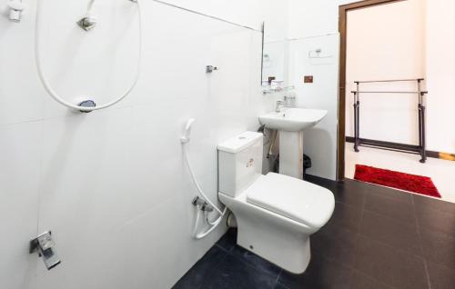 阿魯岡灣的住宿－The Amora，浴室配有白色卫生间和盥洗盆。