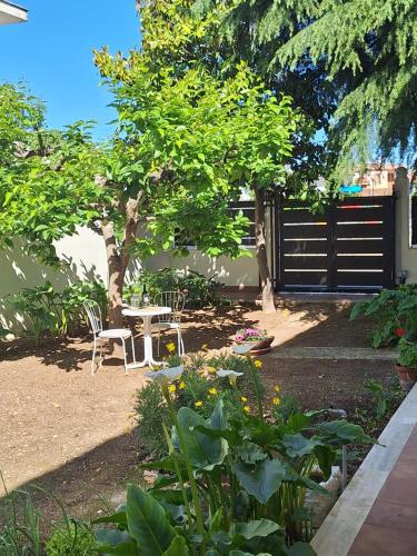 a garden with a table and chairs and a fence at Casa Vacanze Al Parco in Casamassima