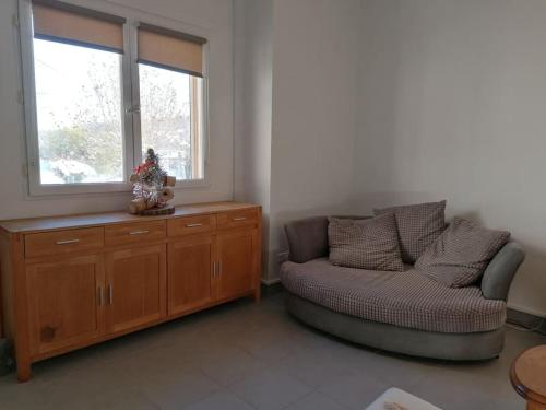 a living room with a couch and a window at Les Merens in Baulou