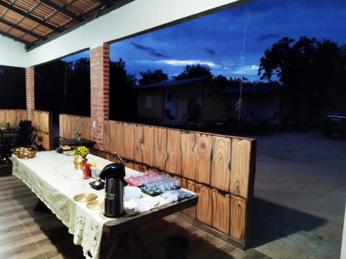 une table dans une arrière-cour avec une table dans l'établissement Pousada Encanto do Jalapão, à São Félix do Tocantins