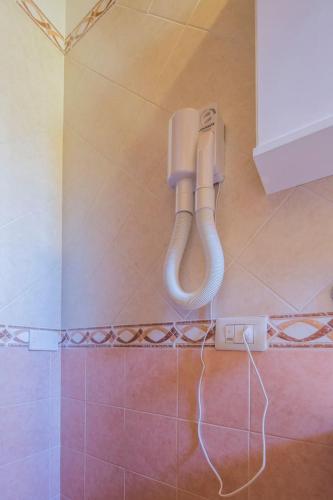 a phone hanging on a wall in a bathroom at Case Vacanze Dalisa Castagno Con Parcheggio in Tramonti