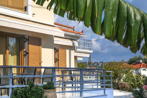 - un balcon d'une maison avec une balustrade bleue dans l'établissement Eleni Suites Methoni, à Methoni