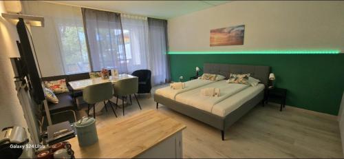 een slaapkamer met een bed en een tafel en een eetkamer bij Holiday Suite 304 Residenza Lago di Lugano in Bissone