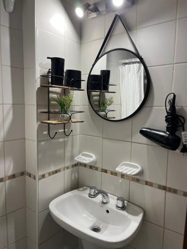 een badkamer met een wastafel en een spiegel bij Terrazas de Rondeau in Mendoza