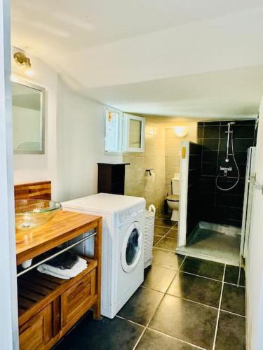 a bathroom with a washing machine in a room at Maison climatisée avec piscine proche bandol in Le Beausset