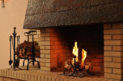 
a fire place with a brick wall and a brick fireplace at Hakone Sengokuhara Prince Hotel in Hakone
