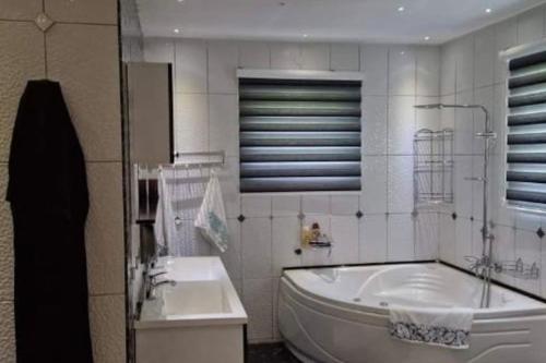 BusovačaにあるPrirodna Oaza Vila blizu Vlasica i Sarajevaの浴槽と洗面台のあるバスルーム