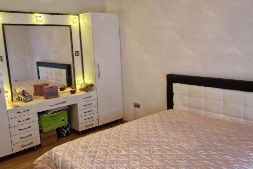 BusovačaにあるPrirodna Oaza Vila blizu Vlasica i Sarajevaのベッドと大きな鏡のある寝室
