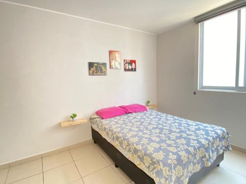 1 dormitorio con 1 cama con manta azul y blanca en Alojamiento en Morelos, en Yecapixtla