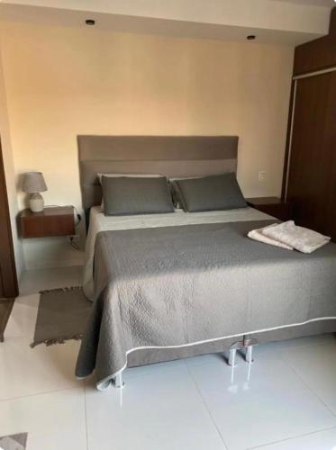 sypialnia z dużym łóżkiem w pokoju w obiekcie Monoambiente w Trynidadzie