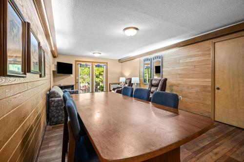 a conference room with a large wooden table and chairs at Carr's Northside Hotel and Cottages in Gatlinburg