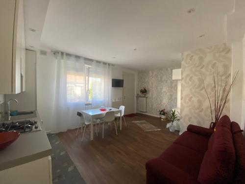 una cucina e un soggiorno con divano e tavolo di Lellolocations - Casa Osina a San Costanzo