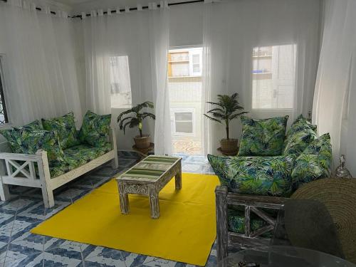 ein Wohnzimmer mit 2 Sofas und einem Tisch in der Unterkunft Tabasamu Gardens in Diani Beach