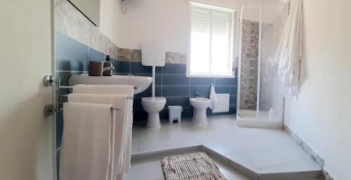 baño con lavabo y aseo y ventana en Marea Ultimo Minuto ! Home sul Golfo di Castellammare, en Alcamo Marina