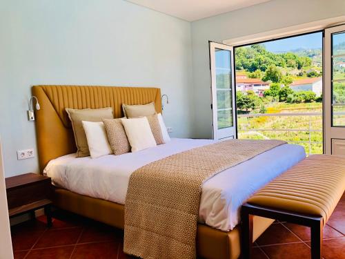 Tempat tidur dalam kamar di Solar Do Douro