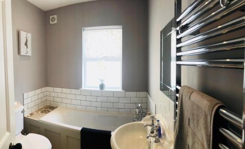 Et badeværelse på Oscar's by the Sea