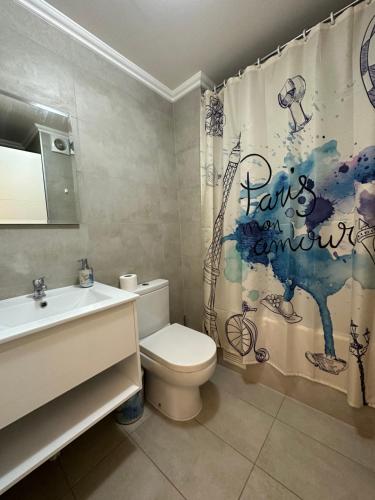 ロス・アンヘレスにあるMaravilloso dpto 2 dormitoriosのバスルーム(トイレ、シャワーカーテン付)
