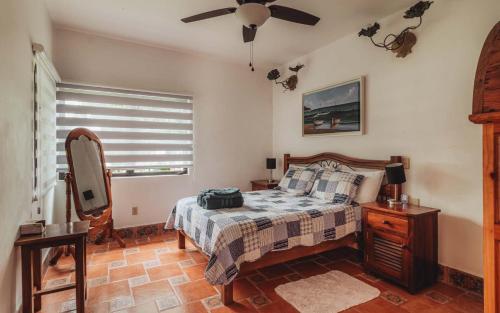 Tempat tidur dalam kamar di Hacienda Gonzalez Beach Getaway