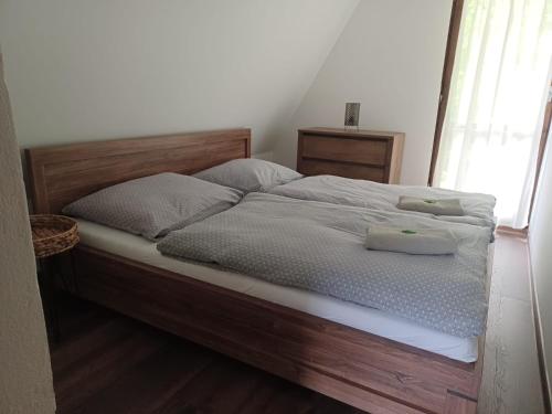 Margecany的住宿－Chata Ružín-Rolova Huta，卧室内的一张带两个枕头的床