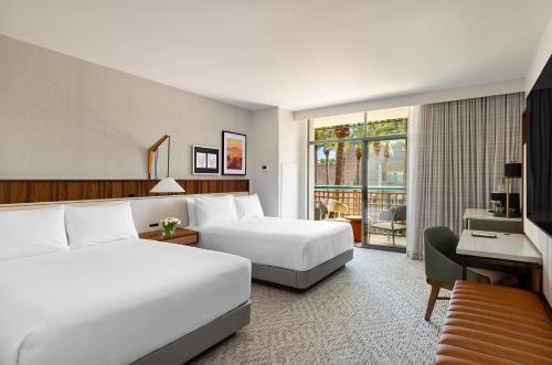 Hyatt Regency Scottsdale Resort and Spa في سكوتسديل: غرفة فندقية بسريرين ومكتب