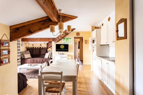une cuisine et un salon avec une table et un canapé dans l'établissement Résidence Le Thabor - maeva Home - Appartement 4 pièces 6 personnes - Sélection MAE-8754, à Le Désert