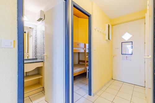 Cette chambre dispose d'une porte donnant sur un placard. dans l'établissement Résidence Port Bourgenay - maeva Home - Appartement 2 pièces 7 personnes - Sélection MAE-4834, à Talmont-Saint-Hilaire