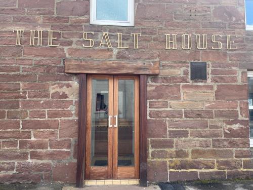 The Salt house في جولسبي: منزل مالح مع باب على مبنى من الطوب