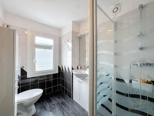 une salle de bain avec toilettes, lavabo et douche dans l'établissement Terrasse Urbaine YourHostHelper, à Deauville