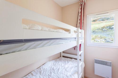 une chambre avec deux lits superposés dans l'établissement Résidence Le Thabor - maeva Home - Appartement 3 pièces 6 personnes - Confort MAE-8734, à Le Désert