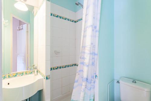 uma casa de banho com um lavatório e um WC em Résidence Le Thabor - maeva Home - Appartement 3 pièces 6 personnes - Conf 734 em Le Désert