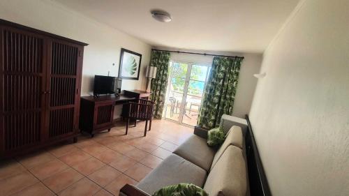 TV a/nebo společenská místnost v ubytování Résidence Sainte Anne, Guadeloupe - maeva Home - Appartement 3 pièces 6 personnes - Sélection MAE-9784