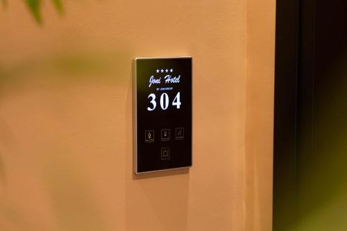 an alarm clock on the door of a house at Hotel Joni Premium in Ksamil