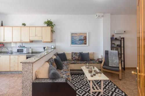 una sala de estar con un sofá y una mesa en Piso de 3 habitaciones en Agüimes, en Agüimes