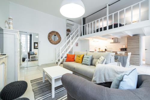 un salon avec un canapé et une table dans l'établissement La Petite Chaise Bleue, à Nice