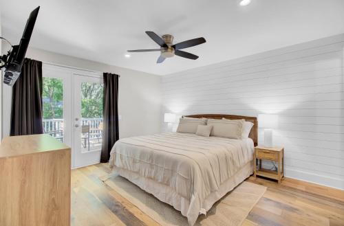 1 dormitorio con 1 cama y ventilador de techo en 10 Sandcrab Court by AvantStay Beautiful Condo w Deck Walk to the Beach en Isle of Palms