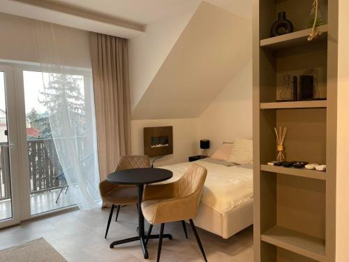 En eller flere senge i et værelse på LaMira Apartment